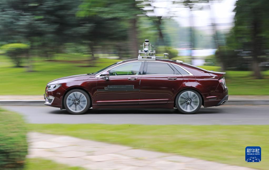 2021年7月9日,在沈阳市浑南区东软软件园,自动驾驶汽车在封闭道路上进行行驶测试。新华社记者 杨青 摄 2021年7月9日,在沈阳市浑南区东软软件园,自动驾驶汽车在封闭道路上进行行驶测试。新华社记者 杨青 摄