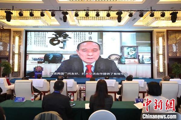 韩国21世纪韩中交流协会会长金汉圭以视频方式向论坛致贺 宋基会供图 韩国21世纪韩中交流协会会长金汉圭以视频方式向论坛致贺 宋基会供图