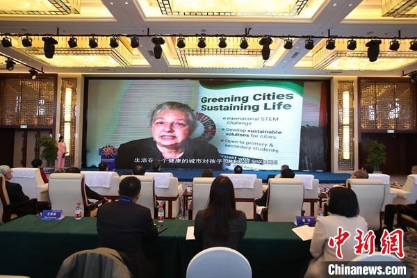 英国国际教育协会首席执行官妮基·柯林斯以视频方式向论坛致贺 宋基会供图 英国国际教育协会首席执行官妮基·柯林斯以视频方式向论坛致贺 宋基会供图