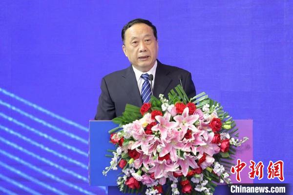 全国人大社会建设委员会副主任委员、世界互联网大会秘书长、中国网络社会组织联合会会长任贤良致辞 宋基会供图 全国人大社会建设委员会副主任委员、世界互联网大会秘书长、中国网络社会组织联合会会长任贤良致辞 宋基会供图