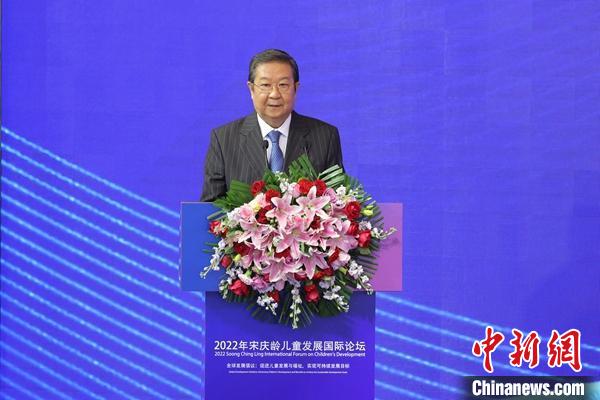 教育部原副部长、中国教育国际交流协会会长刘利民作主旨报告 宋基会供图 教育部原副部长、中国教育国际交流协会会长刘利民作主旨报告 宋基会供图