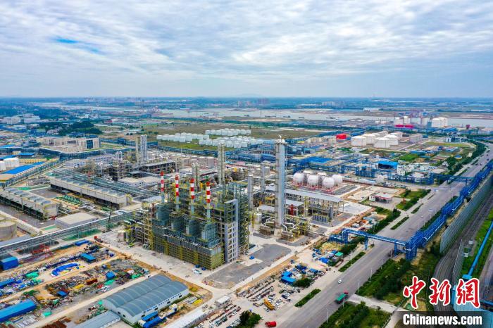 图为广西钦州华谊新材料基地。 谭乃豪 摄 图为广西钦州华谊新材料基地。 谭乃豪 摄