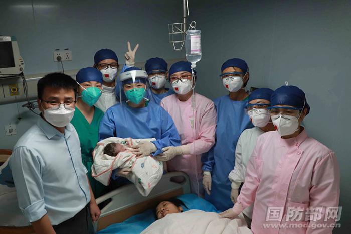 宝宝一家与医生合影。蒲海洋 摄 宝宝一家与医生合影。蒲海洋 摄