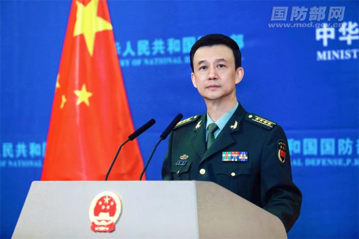 11月24日下午,国防部举行例行记者会,国防部新闻局局长、国防部新闻发言人吴谦大校答记者问。何友文 摄 11月24日下午,国防部举行例行记者会,国防部新闻局局长、国防部新闻发言人吴谦大校答记者问。何友文 摄