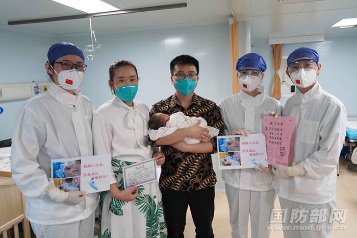 11月17日上午,第七个“和平宝宝”出院。孙飞 摄 11月17日上午,第七个“和平宝宝”出院。孙飞 摄