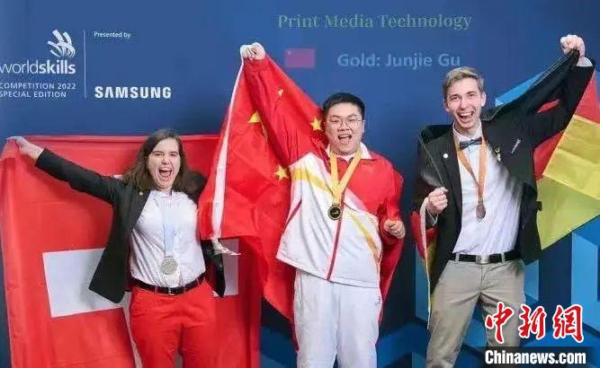 上海出版印刷高等专科学校教师顾俊杰获得印刷媒体技术项目金牌。 上海市人社局供图 上海出版印刷高等专科学校教师顾俊杰获得印刷媒体技术项目金牌。 上海市人社局供图