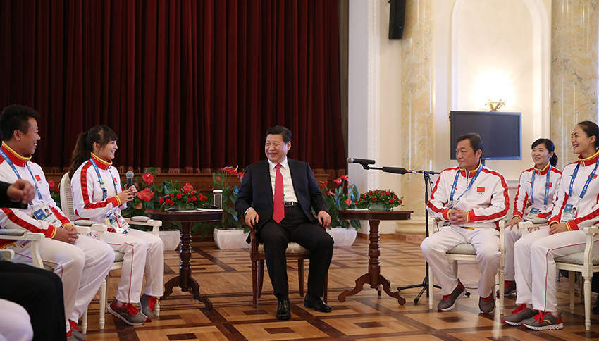 2014年2月7日,中共中央总书记、国家主席、中央军委主席习近平在俄罗斯索契亲切看望参加第二十二届冬季奥林匹克运动会的中国体育代表团。这是习近平在座谈会上与代表团成员亲切交流。新华社记者 兰红光 摄 2014年2月7日,中共中央总书记、国家主席、中央军委主席习近平在俄罗斯索契亲切看望参加第二十二届冬季奥林匹克运动会的中国体育代表团。这是习近平在座谈会上与代表团成员亲切交流。新华社记者 兰红光 摄