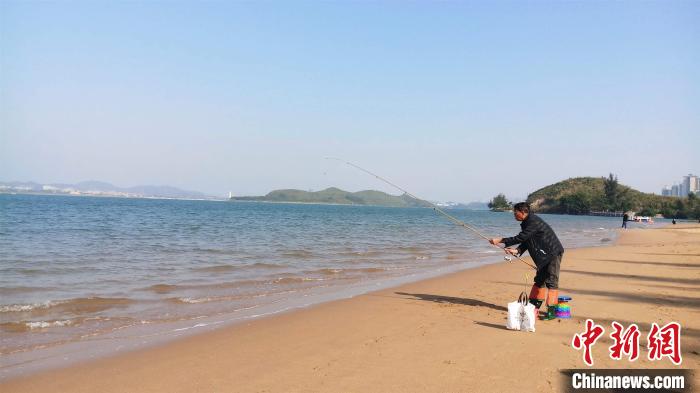 图为市民在防城港市西湾海域垂钓。 冯抒敏 摄 图为市民在防城港市西湾海域垂钓。 冯抒敏 摄