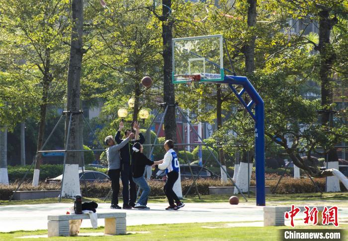 图为市民、游客在防城港市公园广场打篮球。 翟李强 摄 图为市民、游客在防城港市公园广场打篮球。 翟李强 摄