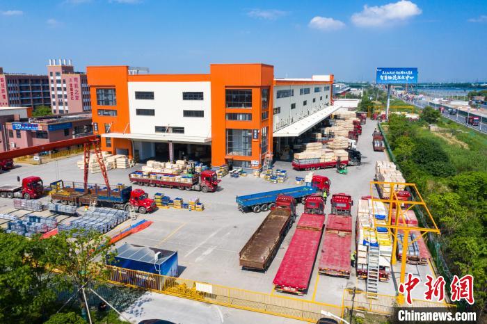 繁忙的杭州传化公路港。 吴晛 摄 繁忙的杭州传化公路港。 吴晛 摄