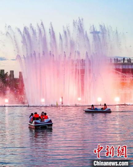 游客在北屯市新区玉带河乘船游玩。(资料图) 李正虎 摄 游客在北屯市新区玉带河乘船游玩。(资料图) 李正虎 摄