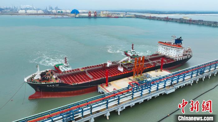 广东石化项目首船成品油船运出厂。 吴松深 摄 广东石化项目首船成品油船运出厂。 吴松深 摄