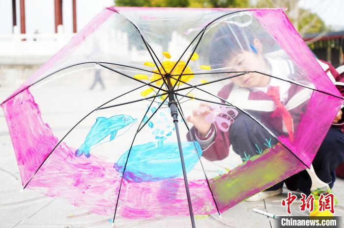 “生态小公民”画下心中最美的江豚 董晓斌 摄 “生态小公民”画下心中最美的江豚 董晓斌 摄