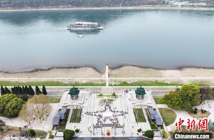 宜昌当地学生争做“长江小卫士” 周星亮 摄 宜昌当地学生争做“长江小卫士” 周星亮 摄