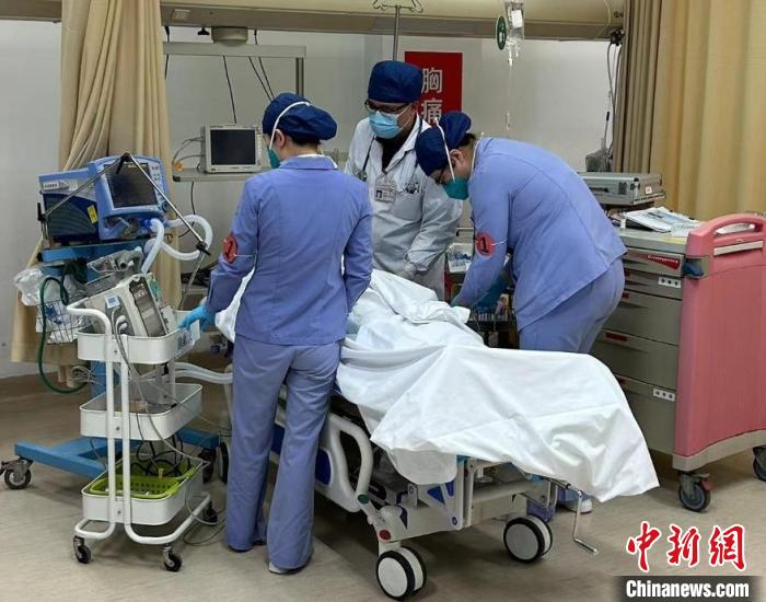 长三角化学灾害医学应急演练中,专家救治伤者。 上海市卫健委供图 长三角化学灾害医学应急演练中,专家救治伤者。 上海市卫健委供图