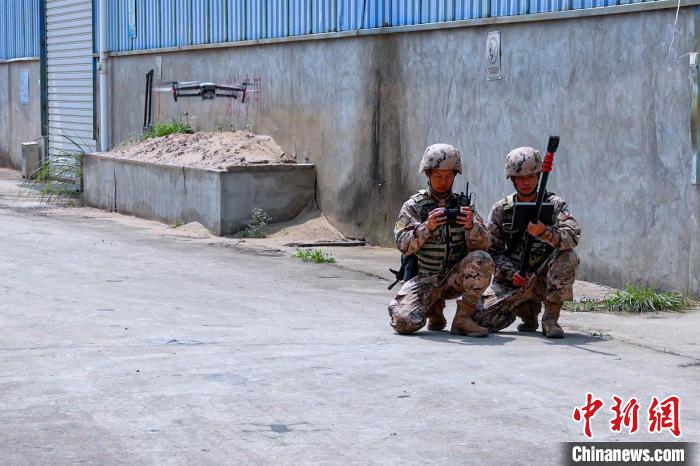 侦察组严密侦察敌情。 郑小强 摄 侦察组严密侦察敌情。 郑小强 摄