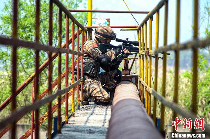 狙击组占领制高点。 汪喜超 摄 狙击组占领制高点。 汪喜超 摄