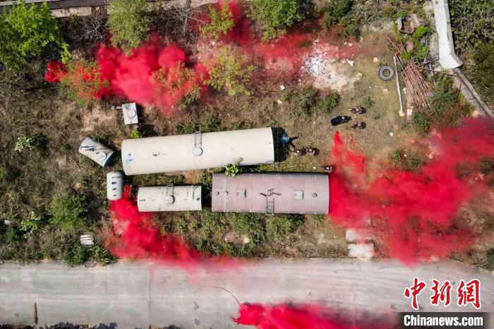 突击组对“暴恐分子”进行围剿。 蔡渊艺 摄 突击组对“暴恐分子”进行围剿。 蔡渊艺 摄