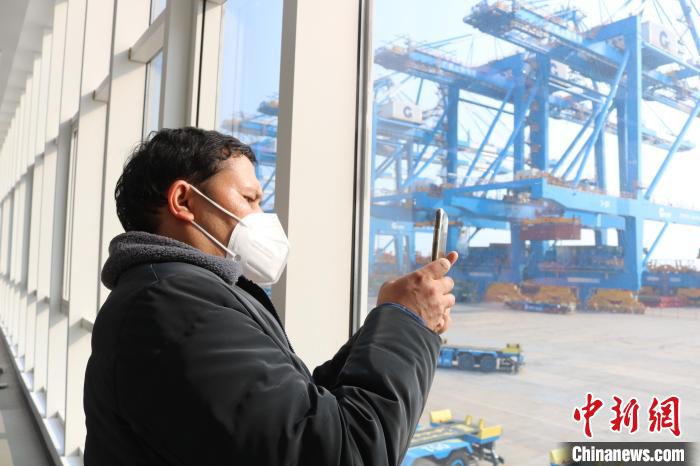 参访北部湾港钦州自动化集装箱码头。 陈秋霞 摄 参访北部湾港钦州自动化集装箱码头。 陈秋霞 摄