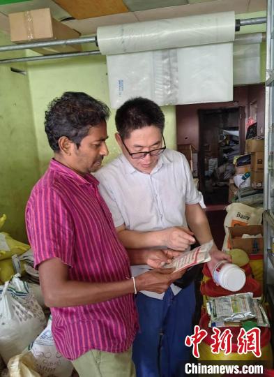 项目组专家在斯里兰卡进行农资产品调研。 中斯南南合作专家组供图 项目组专家在斯里兰卡进行农资产品调研。 中斯南南合作专家组供图