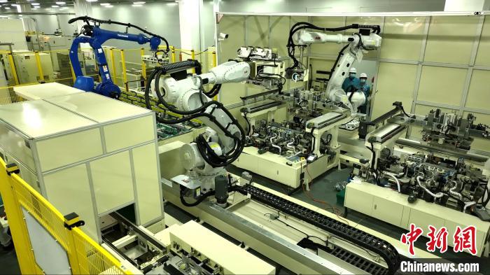 图为位于山东枣庄的山东吉利欣旺达动力电池有限公司5.2Ah模组生产线。 刘雅丽 摄 图为位于山东枣庄的山东吉利欣旺达动力电池有限公司5.2Ah模组生产线。 刘雅丽 摄