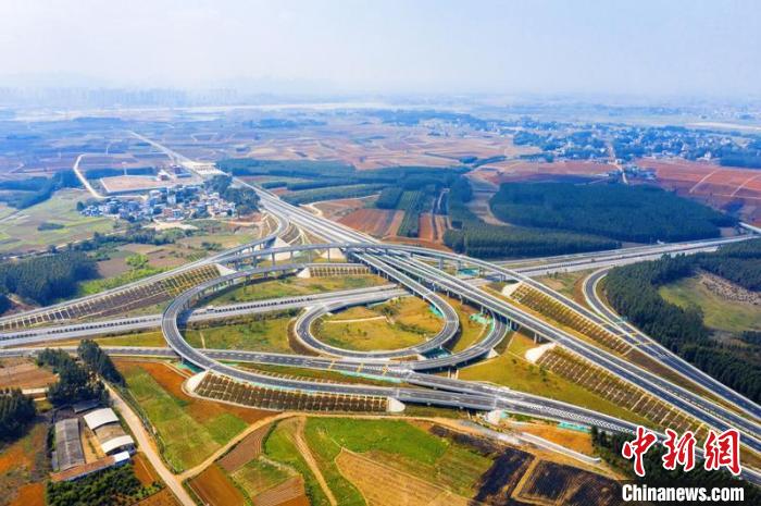 平南至武宣高速公路七星枢纽互通。 广西交通投资集团供图 平南至武宣高速公路七星枢纽互通。 广西交通投资集团供图
