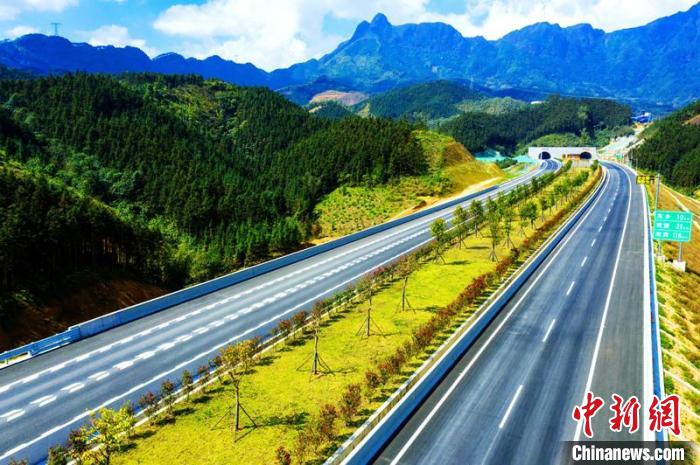 平南至武宣高速公路贵宾隧道进口。 广西交通投资集团供图 平南至武宣高速公路贵宾隧道进口。 广西交通投资集团供图