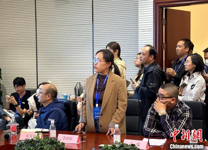 图为中国科学院青海盐湖研究所研究员李丽娟演讲。 刘洋 摄 图为中国科学院青海盐湖研究所研究员李丽娟演讲。 刘洋 摄