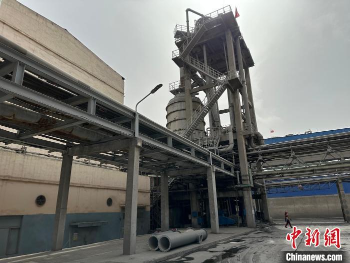 图为金昌化工企业厂区内。 杨娜 摄 图为金昌化工企业厂区内。 杨娜 摄