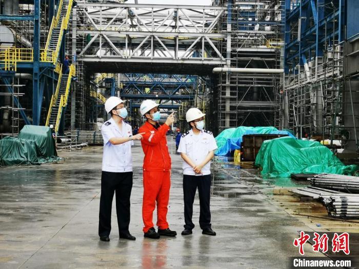 税务人员到中石油广东石化炼化一体化项目精准问需,了解项目建设情况 岳瑞轩 摄 税务人员到中石油广东石化炼化一体化项目精准问需,了解项目建设情况 岳瑞轩 摄
