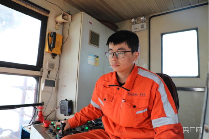 青岛港董家口矿石码头员工于世迎在卸船机操作间工作(央广网记者 唐磊 摄)