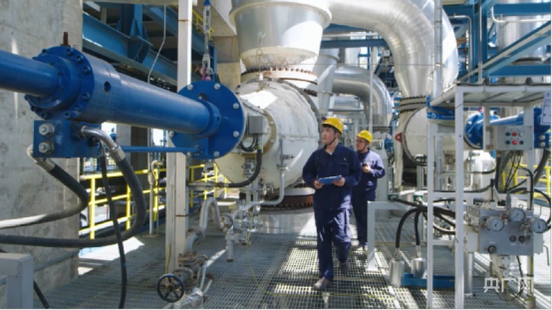 董家口经济区企业员工正在检查设备(央广网记者 刘博伦 摄)