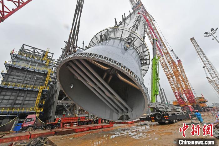 分离塔正在被缓缓垂直吊立。　林弘梫 摄