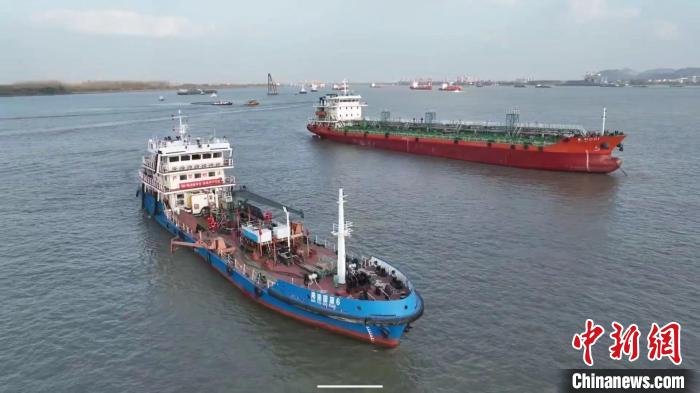 长江南京段举行水上搜救暨船载危险品应急处置演习