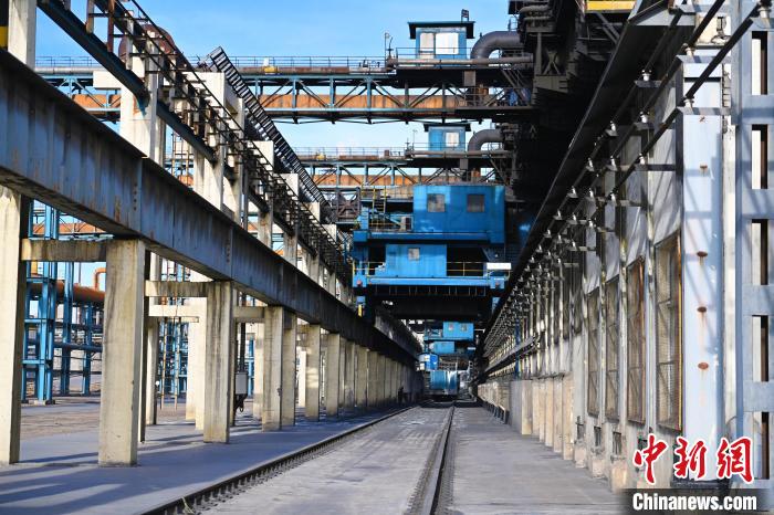 图为甘肃省金昌市永昌县的鑫华焦化有限责任公司厂区内，工作人员正在进行排查检修。　李亚龙 摄