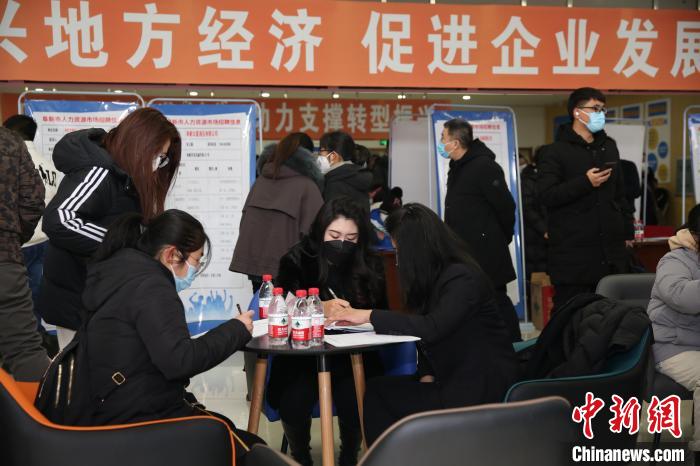 辽宁阜新举办高校毕业生专场招聘会千余人进场求职