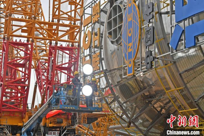 工人在现场调试分离塔安装设施。　林弘梫 摄