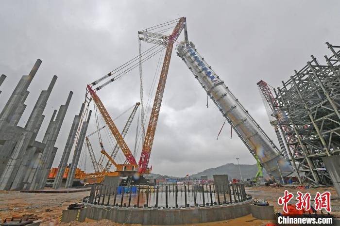 分离塔正在被缓缓垂直吊立。　林弘梫 摄