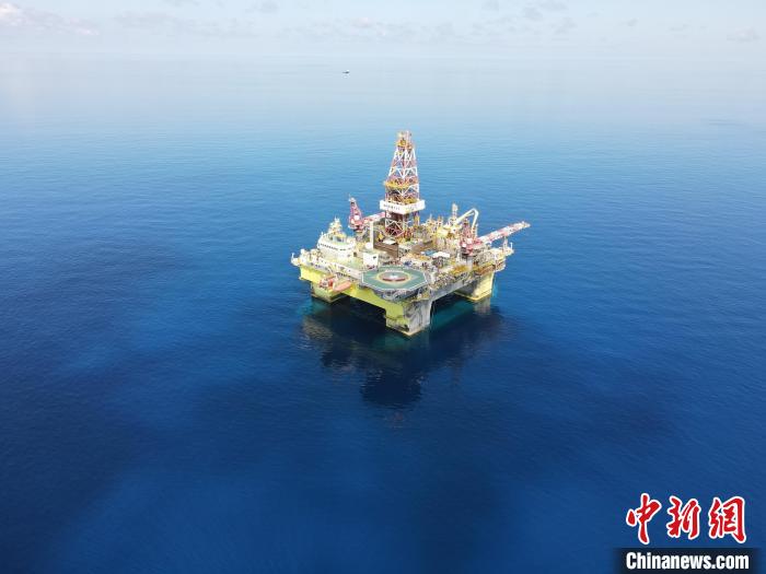 航拍“海洋石油982”钻井平台，该钻井平台在“宝岛21-1”大气田海域运行。　中国海油供图