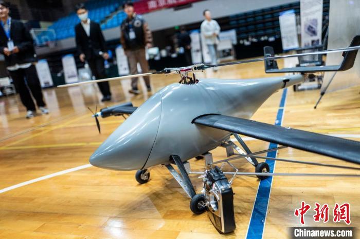 参赛大学生带来的作品《基于LADRC的复合式无人直升机半物理仿真设计系统》。　泱波 摄