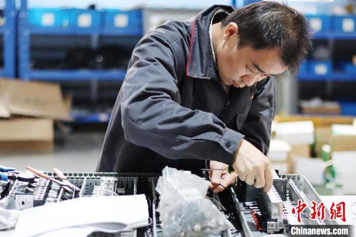 合肥浩普智能装备技术人员正在调试设备。　陈家乐 摄