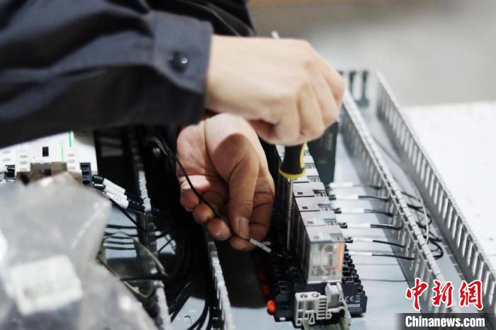 合肥浩普智能装备技术人员正在调试设备。　陈家乐 摄