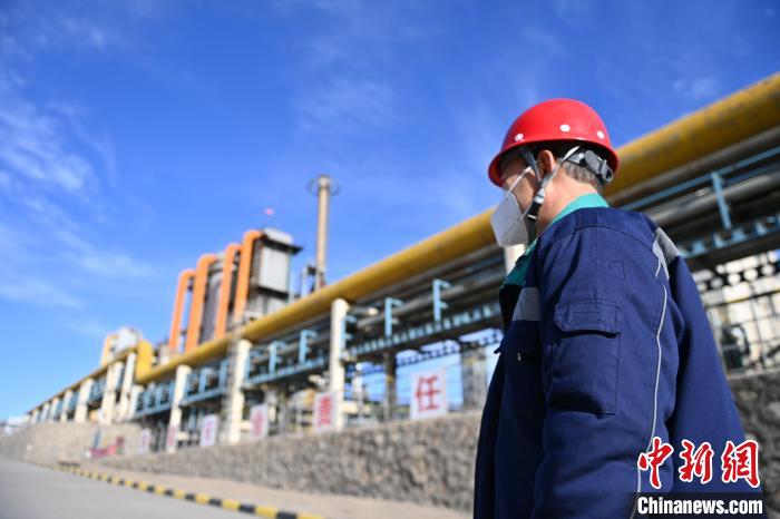 图为甘肃省金昌市永昌县的鑫华焦化有限责任公司厂区内，一名工作人员正在前往生产区。　李亚龙 摄