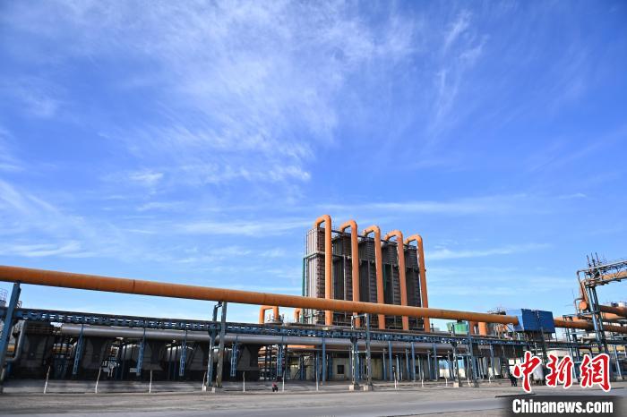 图为甘肃省金昌市永昌县的鑫华焦化有限责任公司厂区内，工作人员正在进行排查检修。　李亚龙 摄