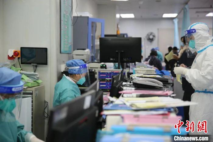 急诊科医务人员工作中 中山大学附属第三医院 供图