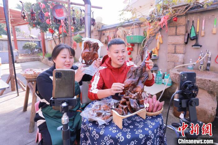 直播带货。　何江南 供图