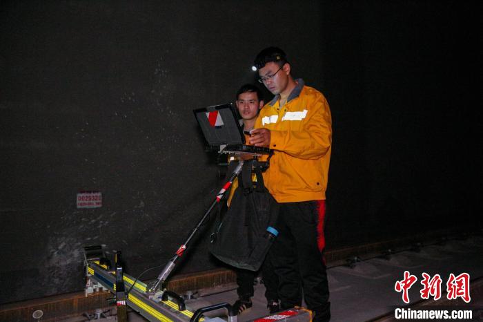 中国铁路南宁局集团有限公司南宁工务段职工利用精密仪器检查吴圩机场高铁站高铁线路设备。　周婉南 摄