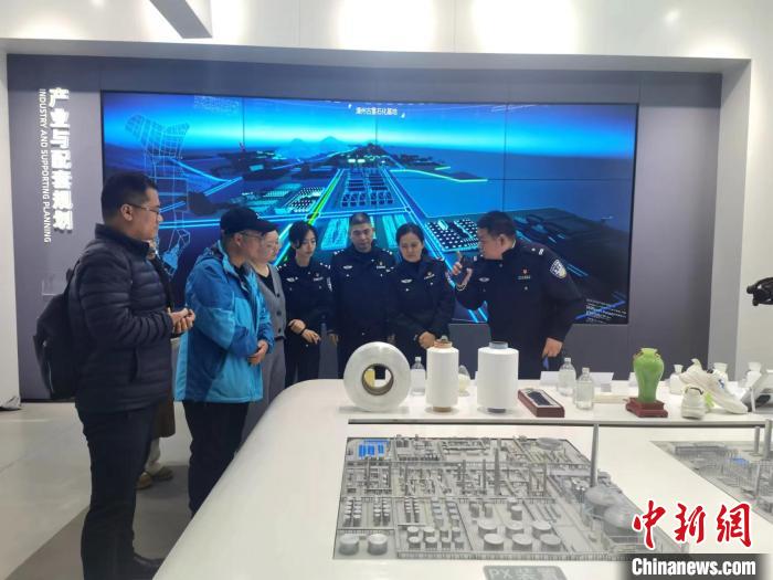 媒体人参观古雷石化园区规划展览馆。　郑江洛 摄