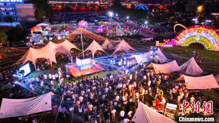 宜昌为青年打造西坝不夜岛等一批文娱地标。(资料图) 周星亮 摄