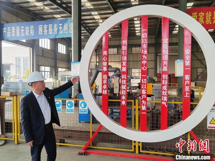 吴国忠介绍企业发展理念。　谷华 摄